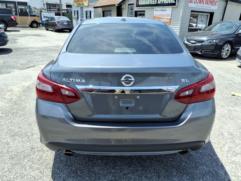 Nissan Altima Vehicle Full-screen Gallery Image 06