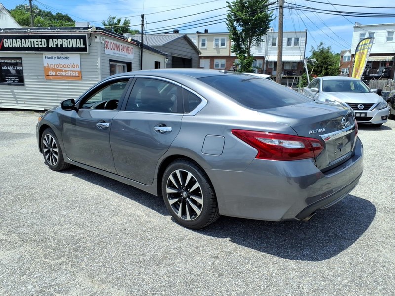 Nissan Altima Vehicle Full-screen Gallery Image 07