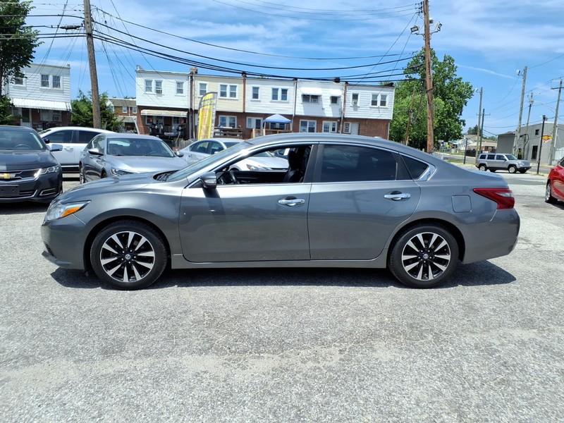 Nissan Altima Vehicle Full-screen Gallery Image 08