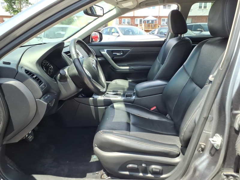 Nissan Altima Vehicle Full-screen Gallery Image 09