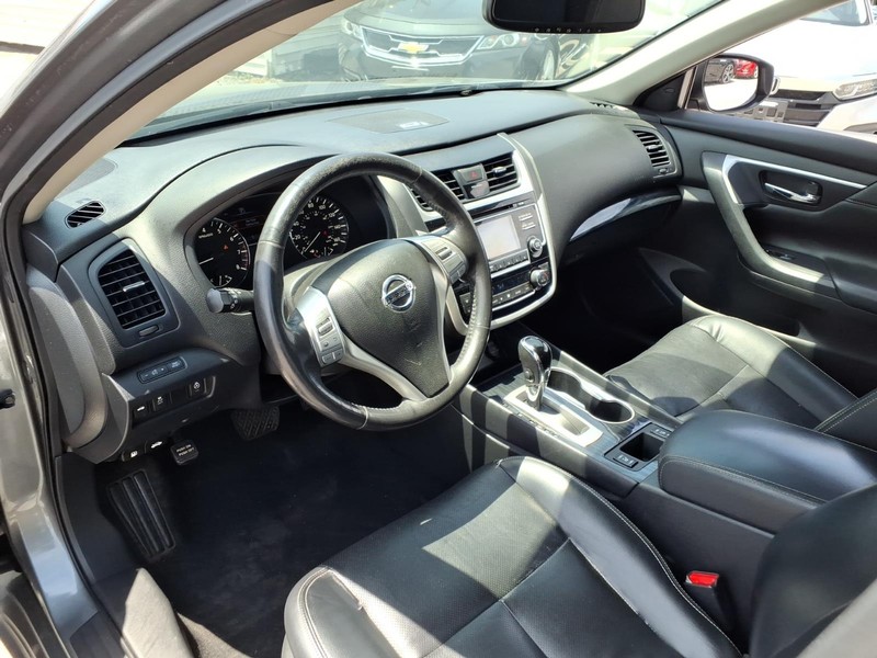 Nissan Altima Vehicle Full-screen Gallery Image 10