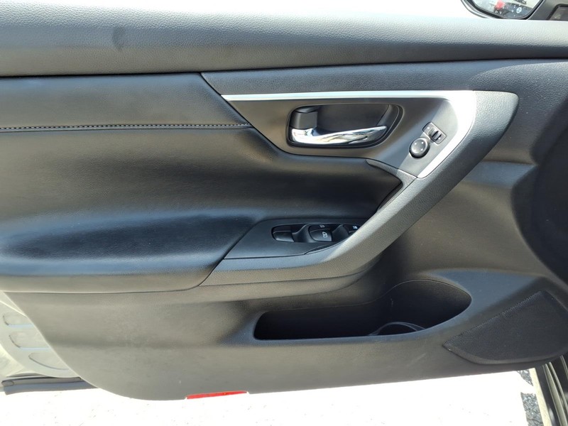 Nissan Altima Vehicle Full-screen Gallery Image 11