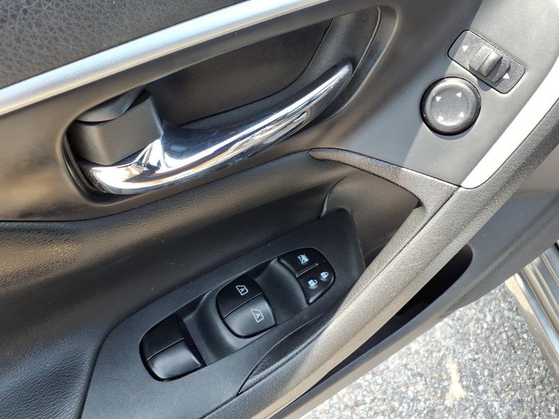 Nissan Altima Vehicle Full-screen Gallery Image 12