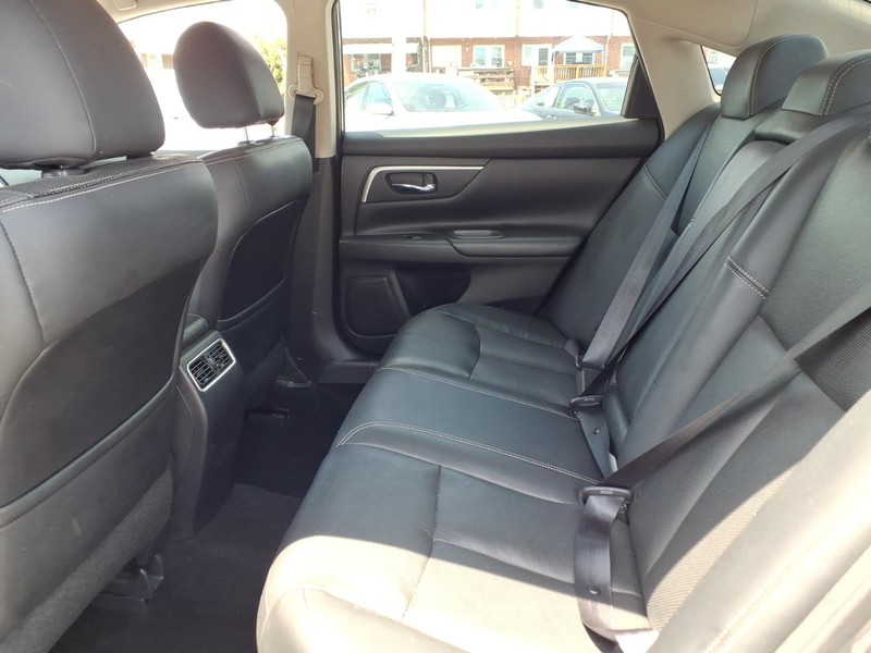 Nissan Altima Vehicle Full-screen Gallery Image 13