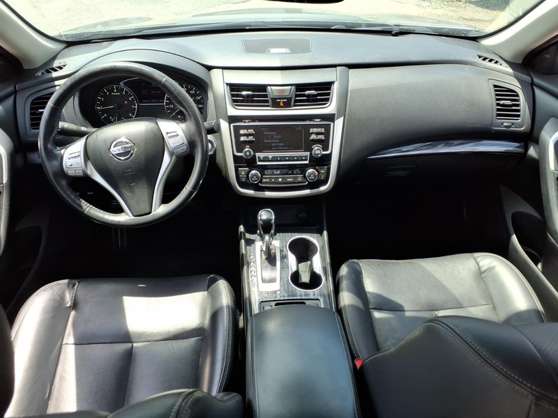 Nissan Altima Vehicle Full-screen Gallery Image 14