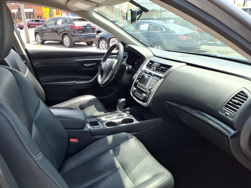 Nissan Altima Vehicle Full-screen Gallery Image 16