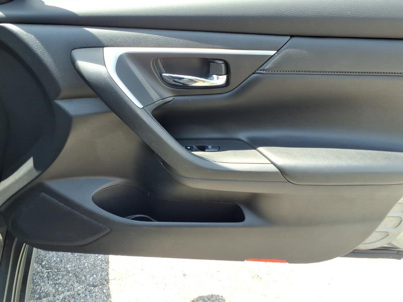 Nissan Altima Vehicle Full-screen Gallery Image 17