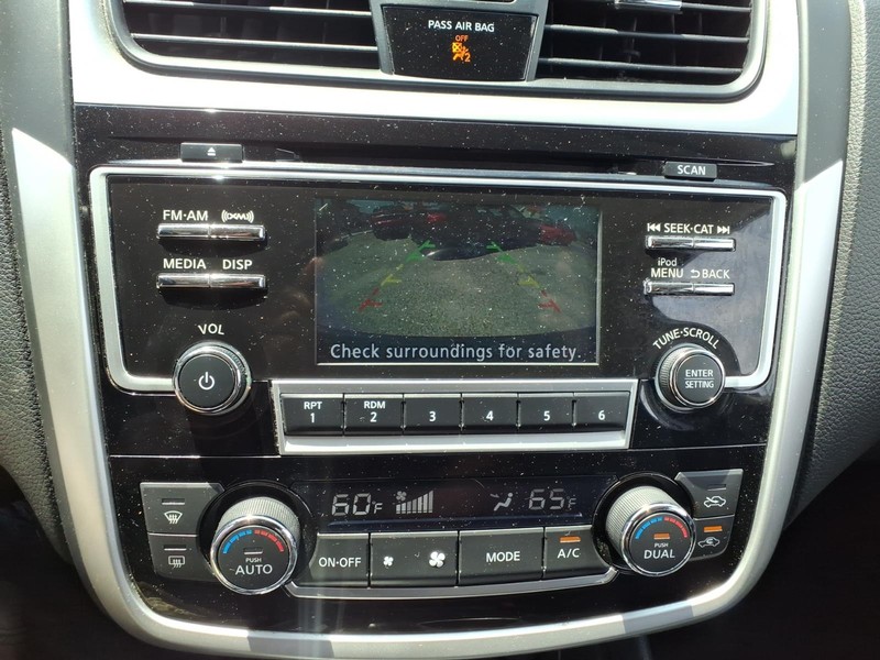 Nissan Altima Vehicle Full-screen Gallery Image 19