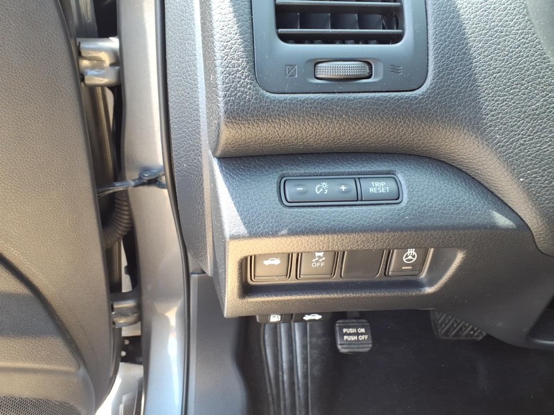 Nissan Altima Vehicle Full-screen Gallery Image 21