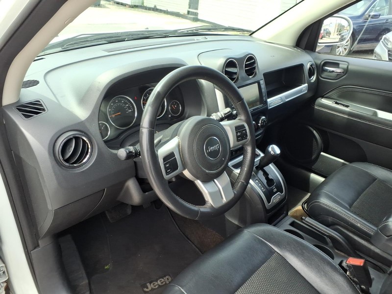 Jeep Compass Vehicle Full-screen Gallery Image 09
