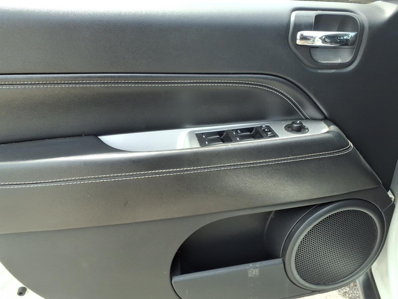 Jeep Compass Vehicle Full-screen Gallery Image 10