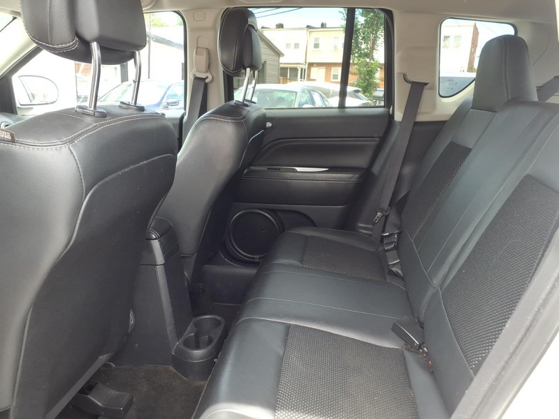 Jeep Compass Vehicle Full-screen Gallery Image 11