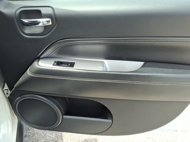 Jeep Compass Vehicle Full-screen Gallery Image 15