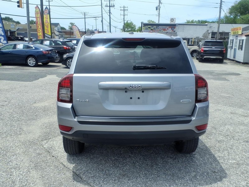 Jeep Compass Vehicle Full-screen Gallery Image 05
