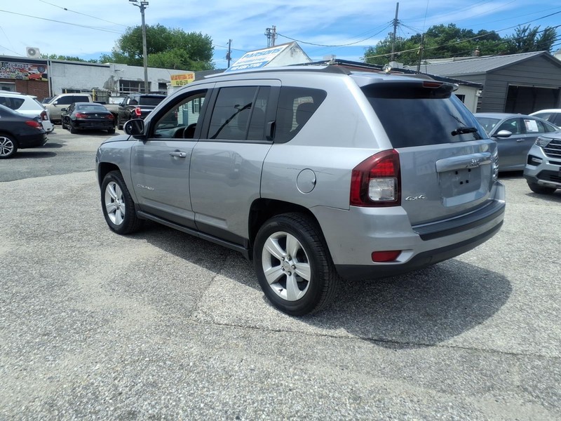 Jeep Compass Vehicle Full-screen Gallery Image 06