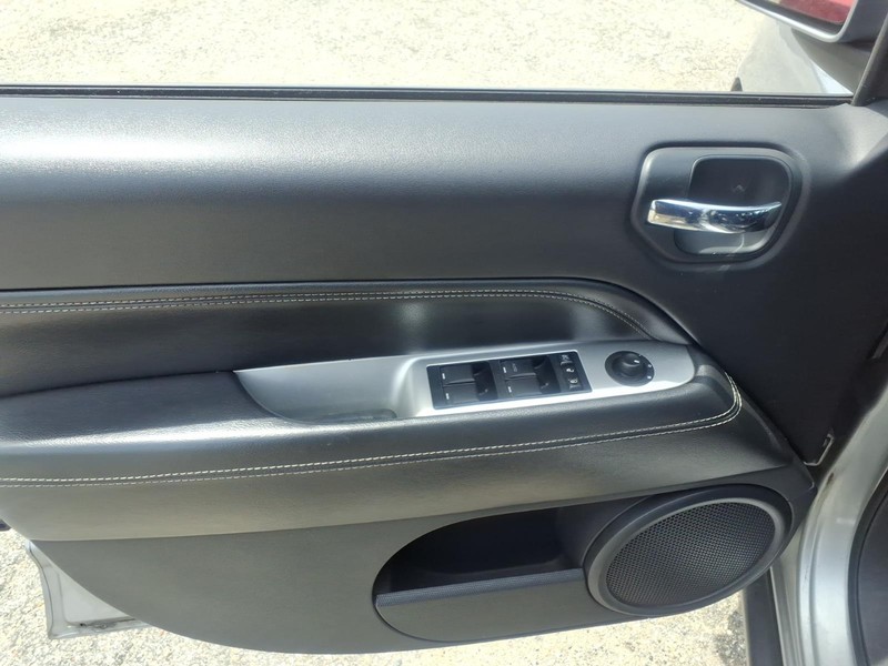 Jeep Compass Vehicle Full-screen Gallery Image 08