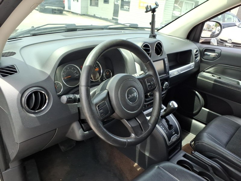 Jeep Compass Vehicle Full-screen Gallery Image 11