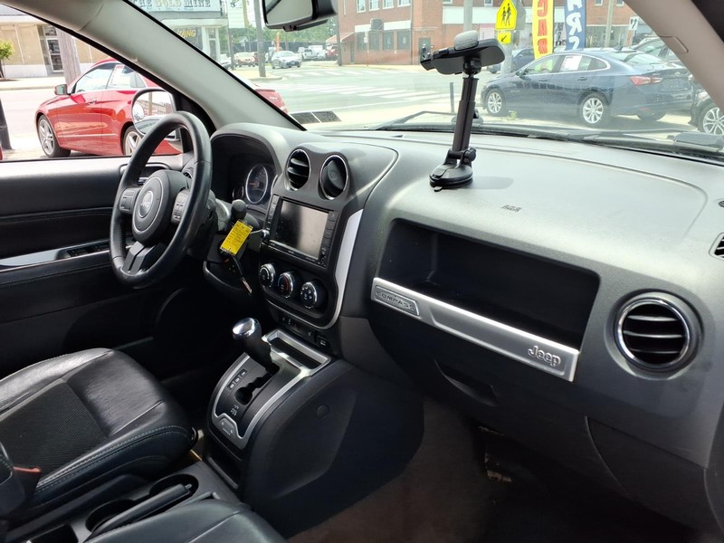 Jeep Compass Vehicle Full-screen Gallery Image 13
