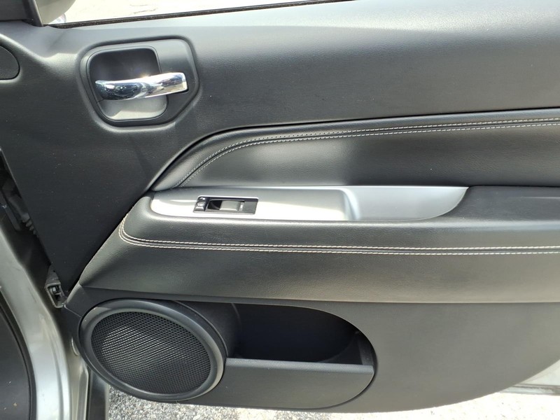 Jeep Compass Vehicle Full-screen Gallery Image 14