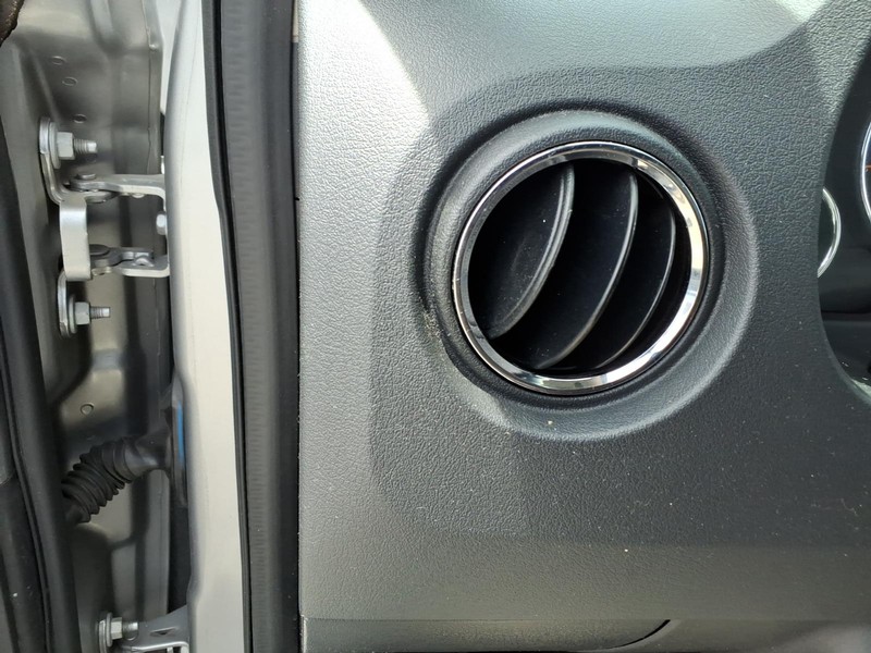 Jeep Compass Vehicle Full-screen Gallery Image 17