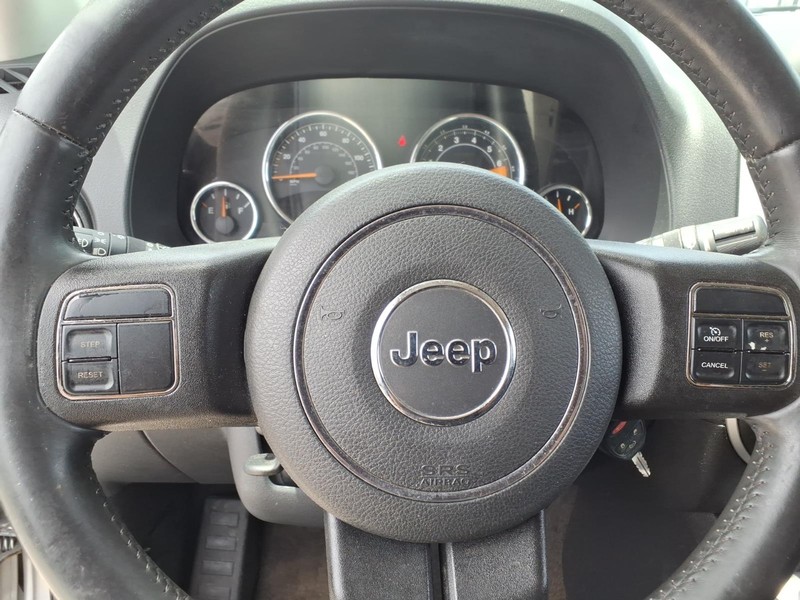 Jeep Compass Vehicle Full-screen Gallery Image 18
