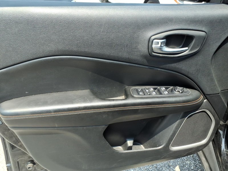 Jeep Compass Vehicle Full-screen Gallery Image 11