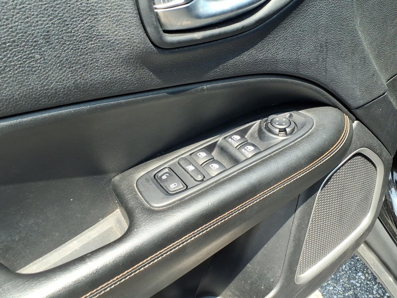 Jeep Compass Vehicle Full-screen Gallery Image 12