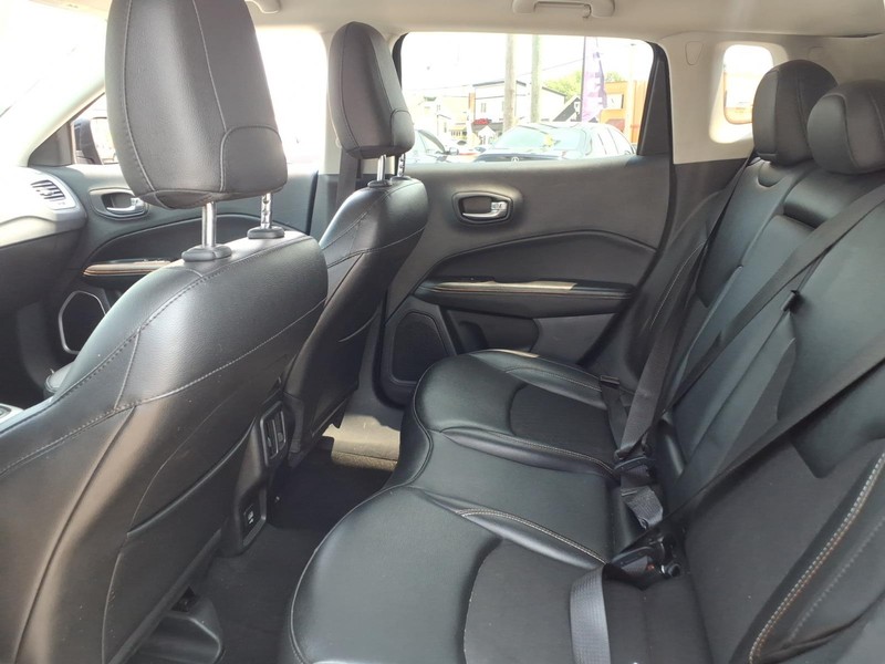 Jeep Compass Vehicle Full-screen Gallery Image 13