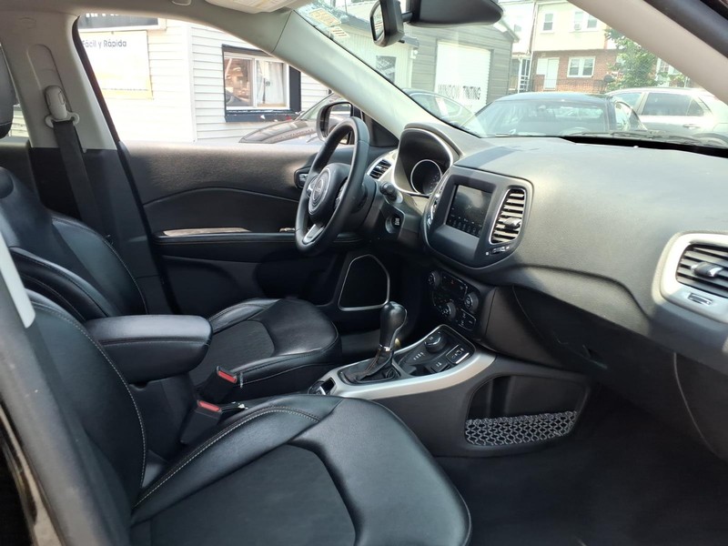 Jeep Compass Vehicle Full-screen Gallery Image 15