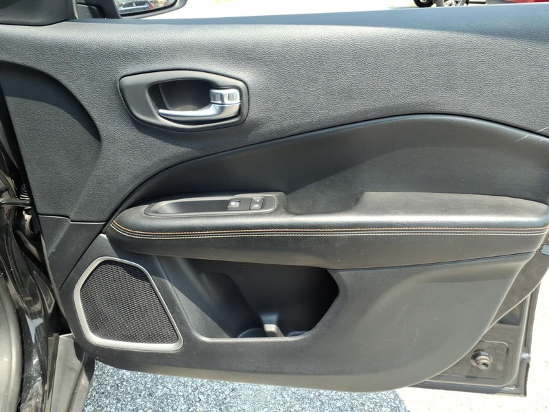 Jeep Compass Vehicle Full-screen Gallery Image 16