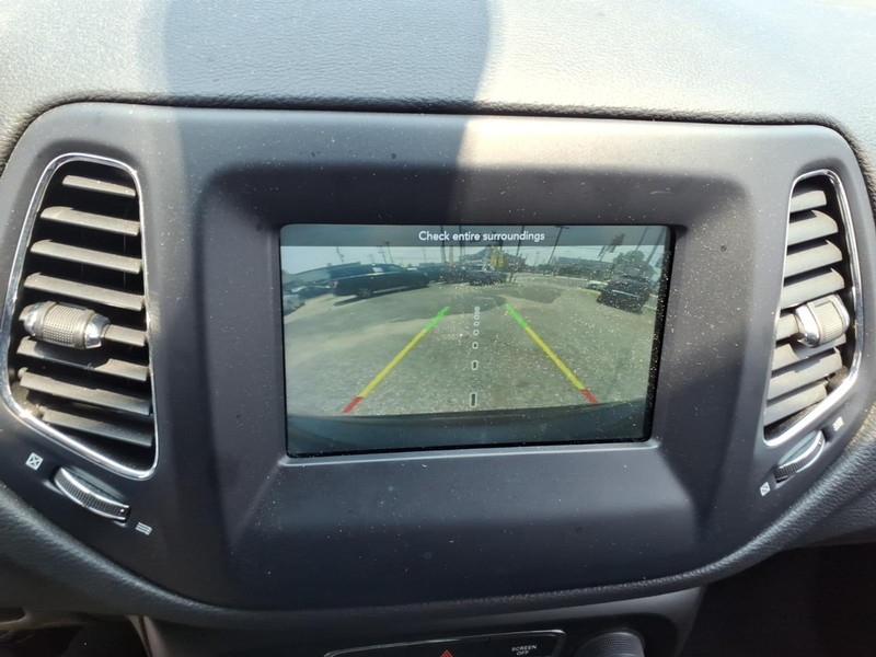 Jeep Compass Vehicle Full-screen Gallery Image 19