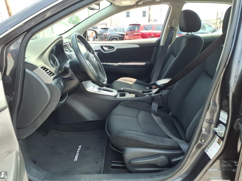 Nissan Sentra Vehicle Full-screen Gallery Image 09