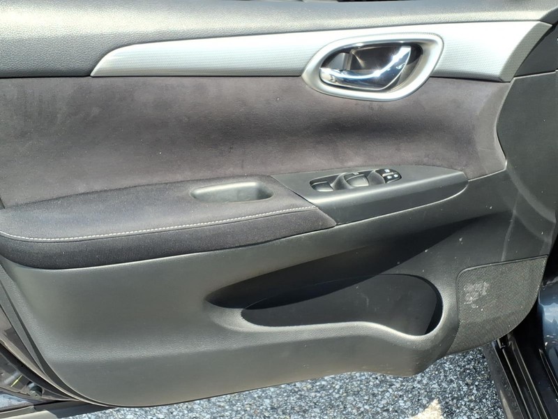 Nissan Sentra Vehicle Full-screen Gallery Image 11