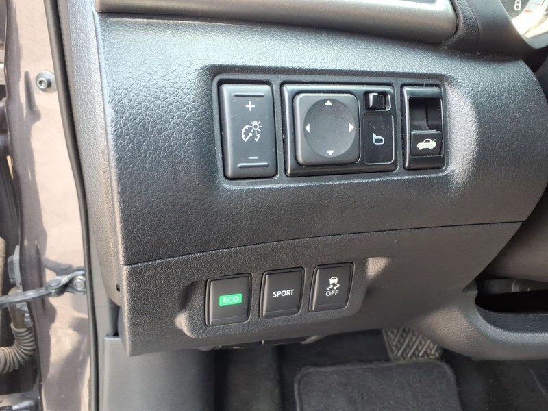 Nissan Sentra Vehicle Full-screen Gallery Image 21