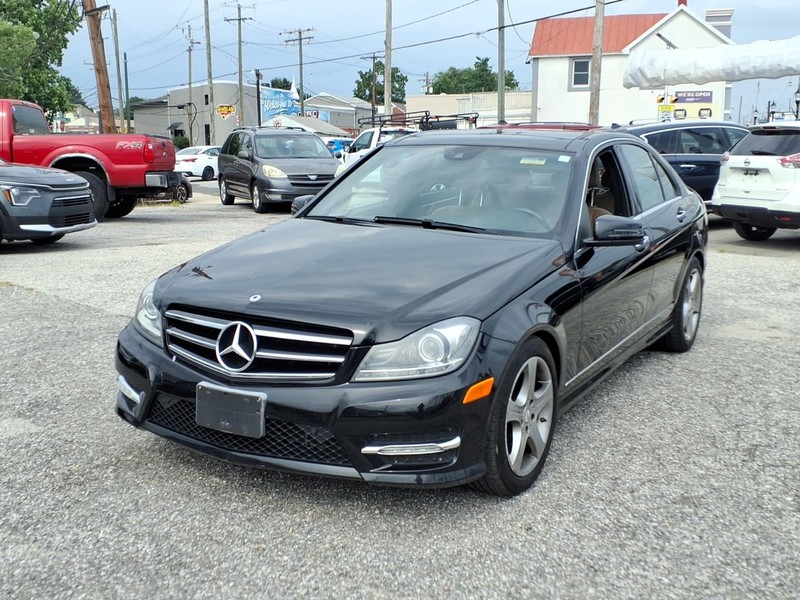 Mercedes-Benz C-Class Vehicle Full-screen Gallery Image 02