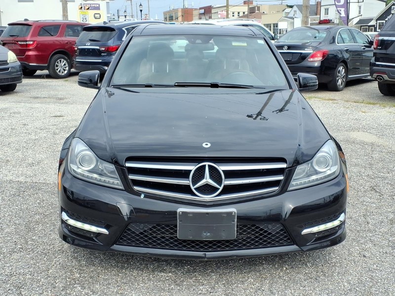 Mercedes-Benz C-Class Vehicle Full-screen Gallery Image 03