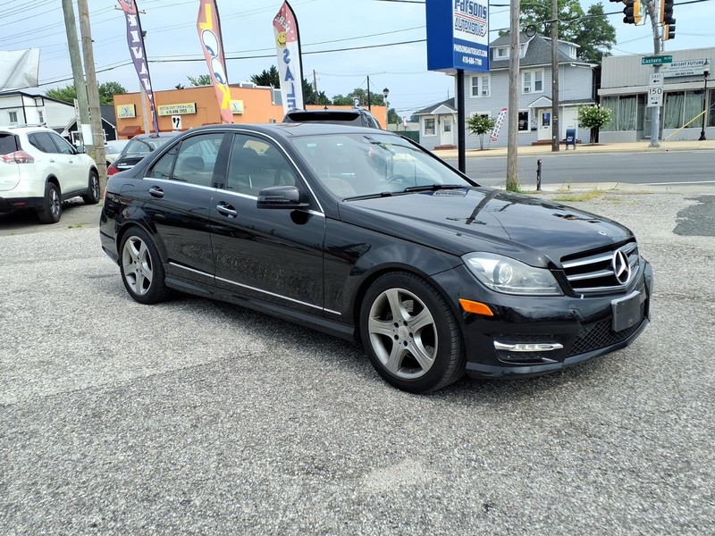 Mercedes-Benz C-Class Vehicle Full-screen Gallery Image 04