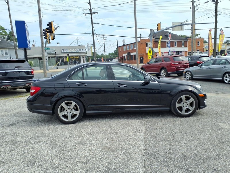 Mercedes-Benz C-Class Vehicle Full-screen Gallery Image 05