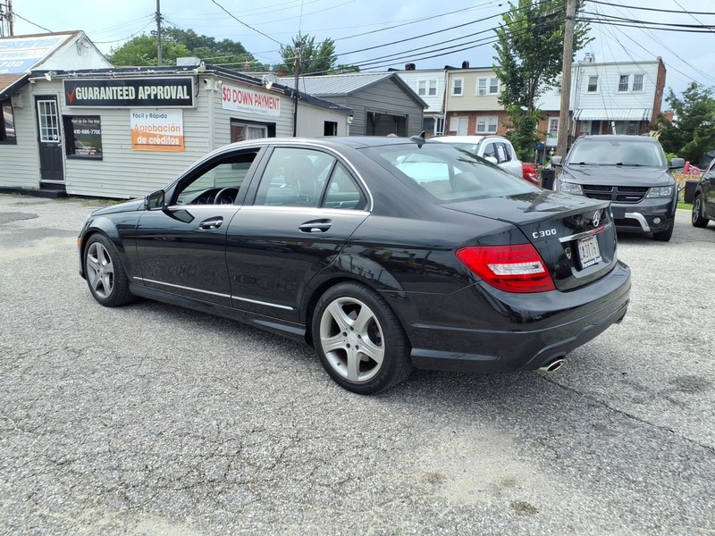 Mercedes-Benz C-Class Vehicle Full-screen Gallery Image 06