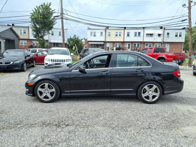 Mercedes-Benz C-Class Vehicle Full-screen Gallery Image 07