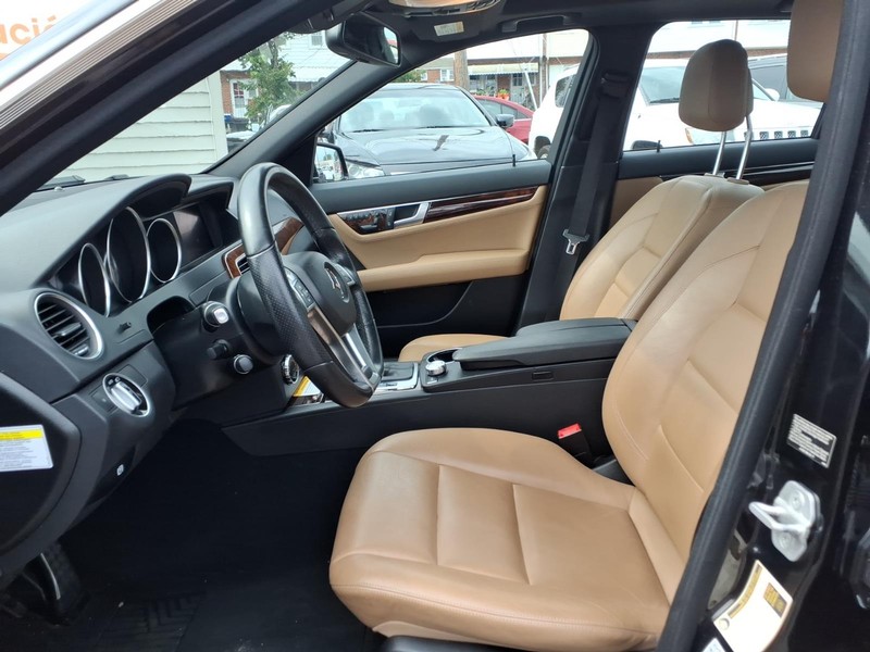 Mercedes-Benz C-Class Vehicle Full-screen Gallery Image 08