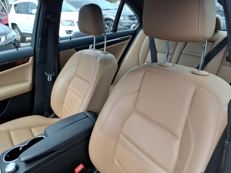 Mercedes-Benz C-Class Vehicle Full-screen Gallery Image 09