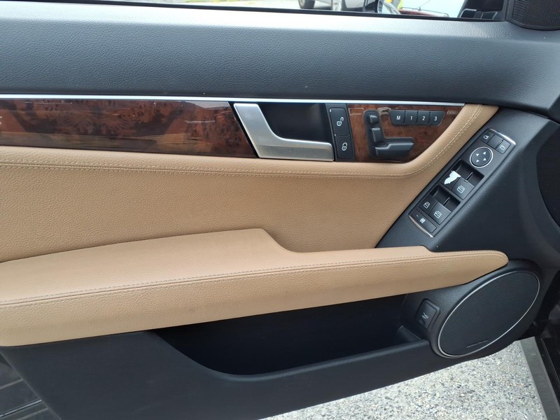 Mercedes-Benz C-Class Vehicle Full-screen Gallery Image 10