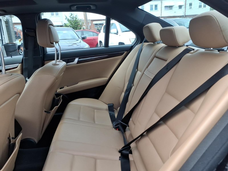 Mercedes-Benz C-Class Vehicle Full-screen Gallery Image 11