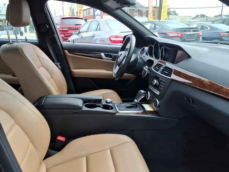 Mercedes-Benz C-Class Vehicle Full-screen Gallery Image 12