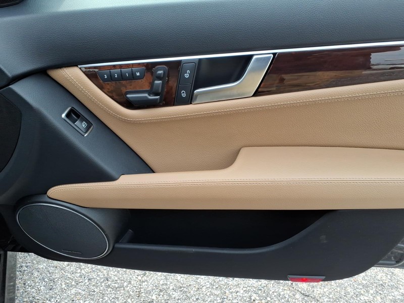 Mercedes-Benz C-Class Vehicle Full-screen Gallery Image 13
