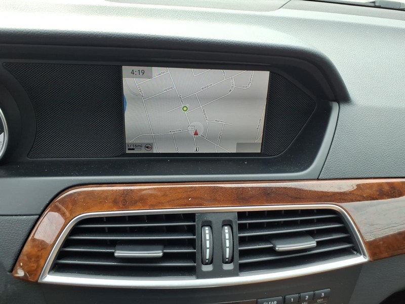 Mercedes-Benz C-Class Vehicle Full-screen Gallery Image 15