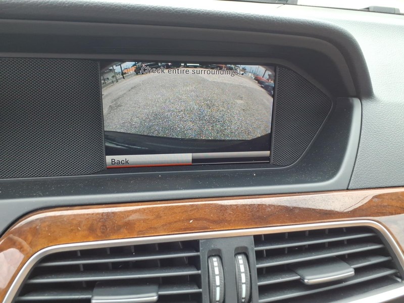 Mercedes-Benz C-Class Vehicle Full-screen Gallery Image 16