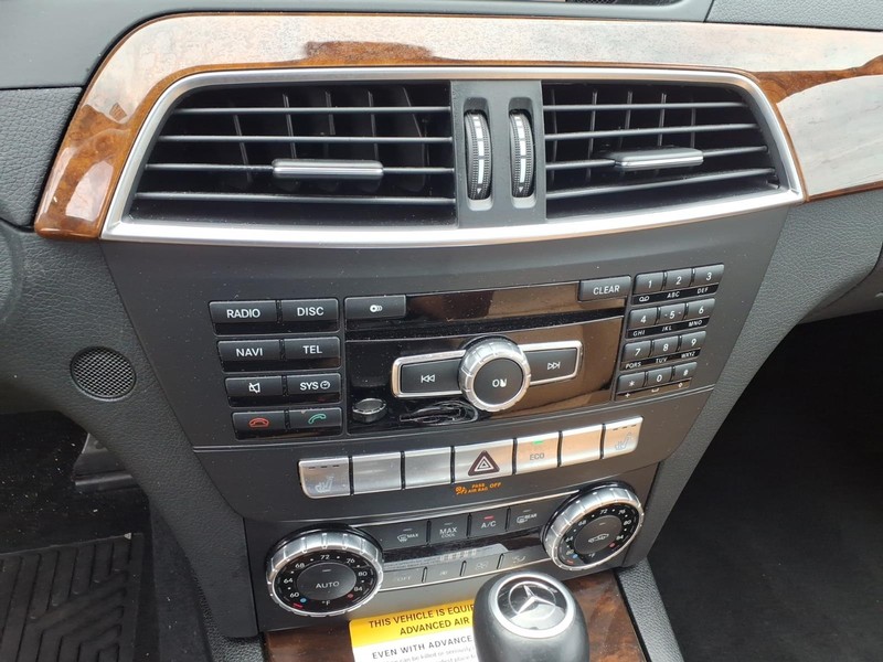 Mercedes-Benz C-Class Vehicle Full-screen Gallery Image 17