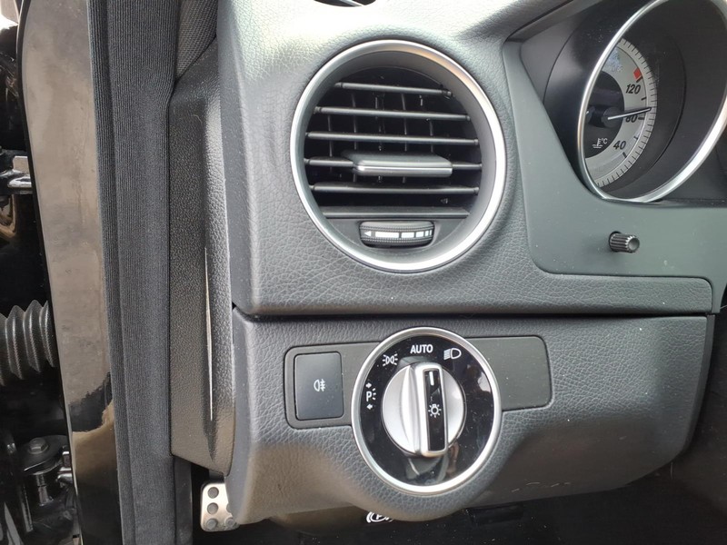 Mercedes-Benz C-Class Vehicle Full-screen Gallery Image 18